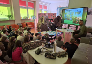 Uczniowie podczas lekcji z fotografem.