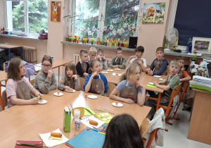 Uczniowie podczas zajęć dotyczących zdrowego odżywiania.