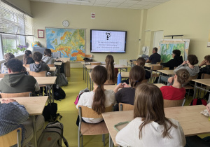 Uczniowie oglądają prezentację multimedialną podczas warsztatów.