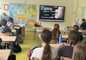 Uczniowie oglądają prezentację multimedialną podczas warsztatów.
