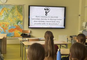 Uczniowie oglądają prezentację multimedialną podczas warsztatów.