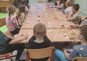 Uczniowie podczas warsztatów - prezentacja.