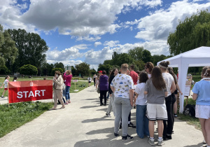 Uczniowie podczas pikniku Caritasu.