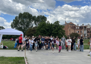 Uczniowie na starcie biegu charytatywnego.