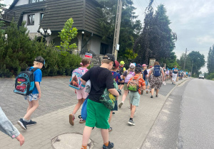 Klasy 1-3 podczas pieszej wycieczki na piknik.