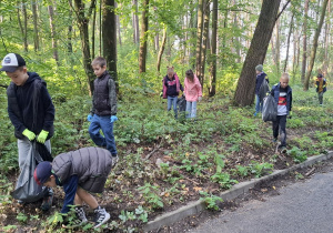 Uczniowie podczas sprzątania lasu.