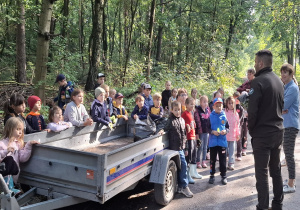 Lekcja przyrody na świeżym powietrzu.