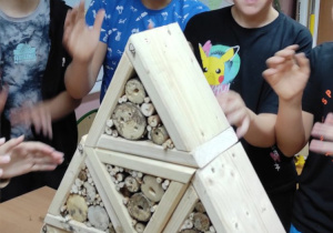 Uczniowie klasy 6 budujący domki dla owadów.