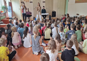 Uczniowie i muzycy podczas koncertu.