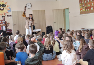 Uczniowie i muzycy podczas koncertu.