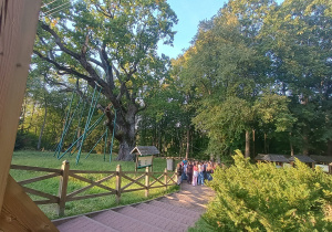 Uczniowie odwiedzający Dąb Bartek