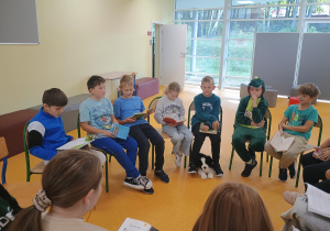 Uczniowie klasy 4b podczas Dnia Głośnego Czytania