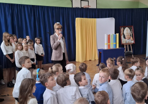 P. Ilona Najder oraz uczniowie podczas apelu.