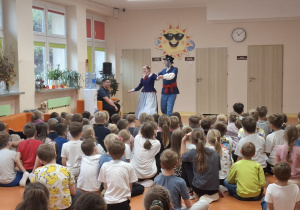 Tancerze w strojach regionalnych podczas występu.