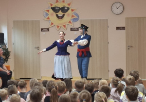Tancerze w strojach regionalnych podczas występu.
