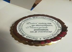 Prezent-smaczne ciastko z okazji Dnia Nauczyciela.
