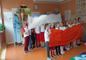 Klasa III trzymająca flagę biało-czerwoną.