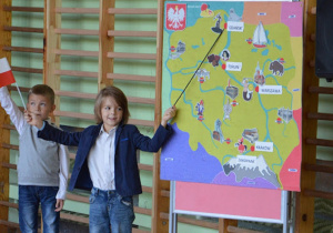Uczniowie klasy 1B przy mapie Polski.