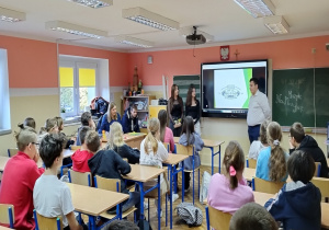 Uczniowie szkoły w Czarnocinie opowiadający o możliwościach, jakie stwarza ich szkoła.