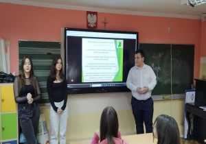 Przedstawiciele ZSCKU w Czarnocinie prezentujący ofertę edukacyjną swojej szkoły.