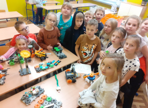 Dzieci z konstruowanymi przez siebie zabawkami.
