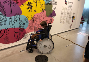 Uczeń klasy 3 w roli dziecka niepełnosprawnego na wózku inwalidzkim.