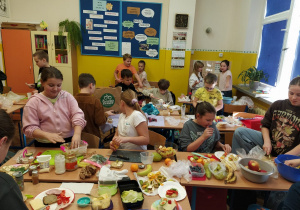 Uczniowie klasy 4 podczas Dnia Zdrowego Śniadania.