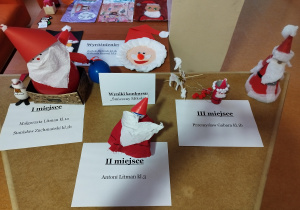 Nagrodzone prace plastyczne uczniów klas 1-3 w konkursie Śmieszny Mikołaj.