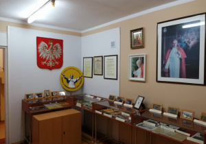 Izba pamięci poświęcona patronowi szkoły, którym jest papież Jan Paweł II.