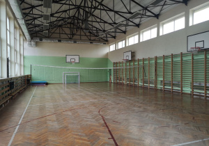 Sala gimnastyczna przeznaczona na lekcje wychowania fizycznego i zajęcia szkolnego koła sportowego. Odbywają się tu także wszystkie ważne szkolne uroczystości.